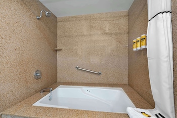Standard Room, 1 King Bed, Non Smoking, Bathtub