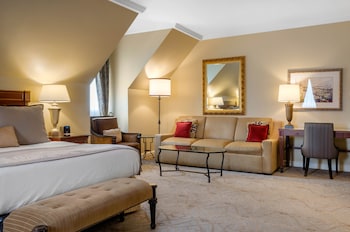 Suite, 1 King Bed (Petite Suite)