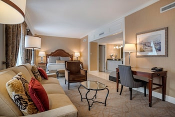 Suite, 1 King Bed, Jetted Tub (Petite)