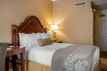 Room, 1 Queen Bed (Petite)