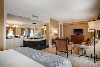 Suite, 1 King Bed, Jetted Tub (Petite)