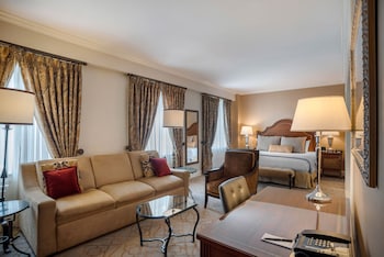 Suite, 1 King Bed, Jetted Tub (Petite)