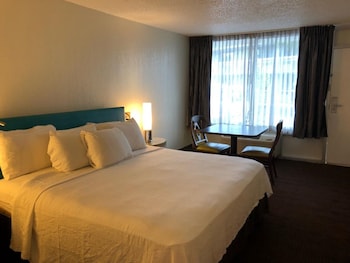 Deluxe Room, 1 King Bed, Accessible