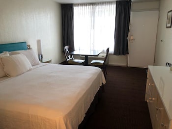 Deluxe Room, 1 King Bed, Accessible