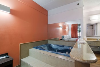 Deluxe Room, 1 King Bed, Non Smoking, Hot Tub