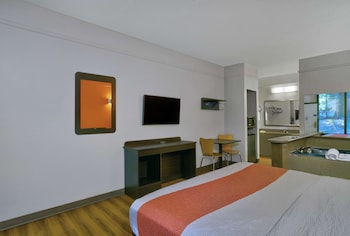 Deluxe Room, 1 King Bed, Non Smoking, Hot Tub