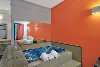 Deluxe Room, 1 King Bed, Non Smoking, Hot Tub