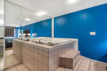 Suite, 1 King Bed, Non Smoking, Hot Tub