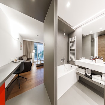 Deluxe Suite, Lake View, SPA access included
