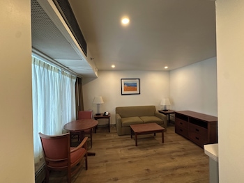 Renovated 1 Queen Bed Suite - Main Building