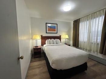 Renovated 1 Queen Bed Suite - Main Building