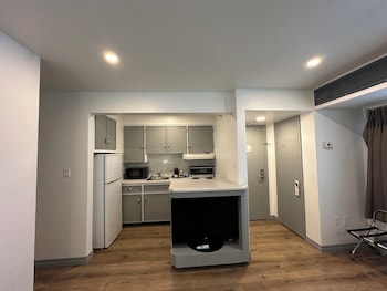 Renovated 1 Queen Bed Suite - Main Building