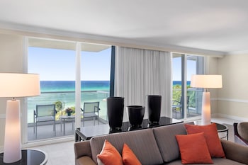 Suite, 1 King Bed, Oceanfront (Royal)