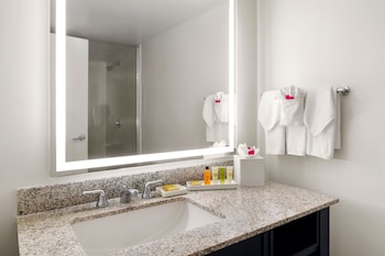 Suite, 1 King Bed, Oceanfront (Royal)