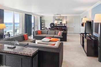 Suite, 1 King Bed, Oceanfront (Prime Minister)