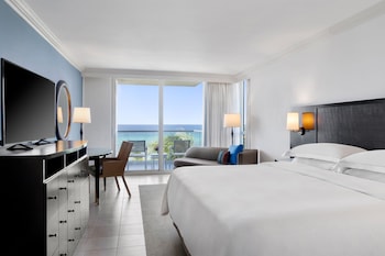 Suite, 1 King Bed, Oceanfront (Royal)