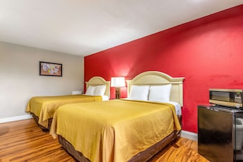 2 Queen Beds, Smoking