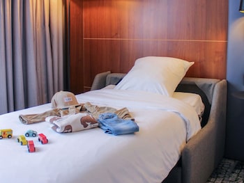 Family Room (1 Double Bed and 1 Single Bed)