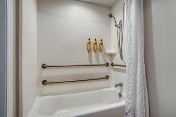 Standard Room, 2 Double Beds, Accessible, Bathtub