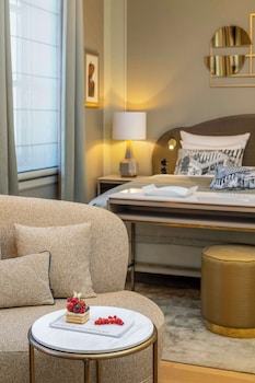 Room (Palais View)