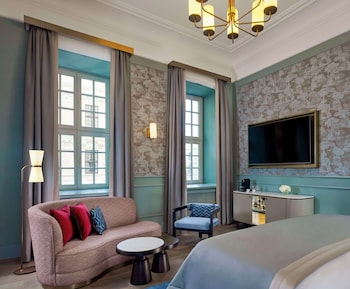 Room (Grand Palais View)
