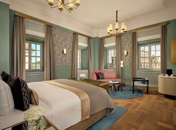 Room (Grand Palais View)