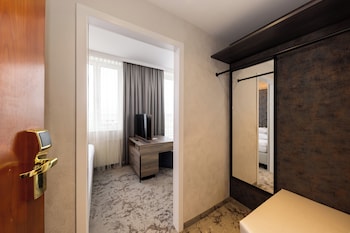 Panoramic Single Room, Patio, City View