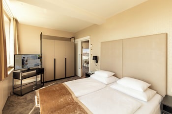 Suite, City View