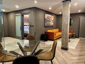 Executive Suite (Breakfast for up to 2 adults)