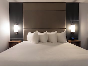 Premium Room, 1 King Bed (Breakfast up to 2 people)