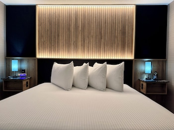 Executive Suite (Breakfast for up to 2 adults)