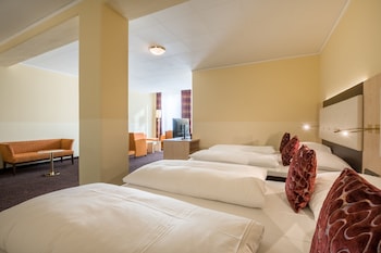 Standard Room, 2 Queen Beds (Cozy Sitting Corner)