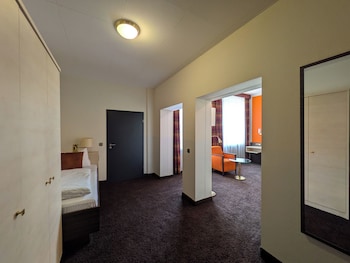 Family Room, 3 Twin Beds (Cozy Sitting Corner)