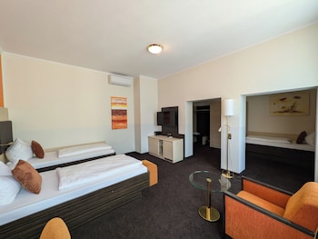 Family Room, 3 Twin Beds (Cozy Sitting Corner)