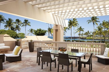 Makai 1 Bedroom Owner Suite, Ocean View, 1 King & Queen Sofa Bed, two floors