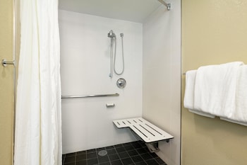 Room, 2 Queen Beds, Accessible, Ocean View (Roll-In Shower, Makai)