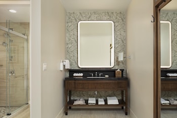 Suite, 1 King Bed, Accessible, Resort View (Palace, Bathtub)