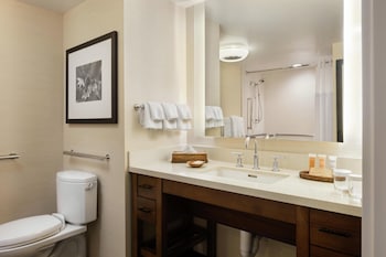 Room, 2 Queen Beds, Accessible, Resort View (Mobility & Hearing, Bathtub)