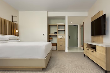 Room, 1 King Bed, Accessible, Resort View (Palace, Roll-In Shower)