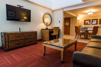 Suite, 1 King Bed, Non Smoking, Park View (Building 1, One-Bedroom)