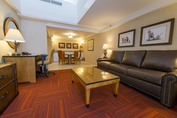 Suite, 1 King Bed, Non Smoking, Park View (Building 1, One-Bedroom)