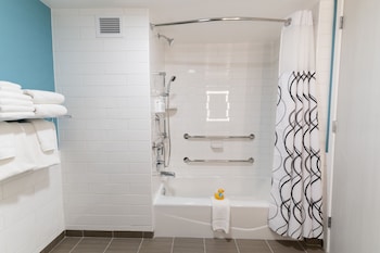 Deluxe Room, 2 Queen Beds, Accessible, Non Smoking (Mobility/Pool View)