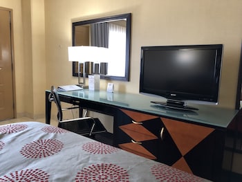 Room, 1 King Bed, Accessible, Non Smoking (Mobility/Hearing)