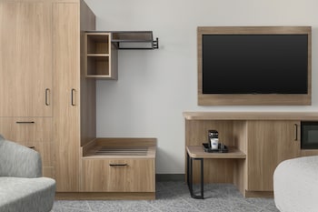 Room, 1 King Bed, Accessible (Mobililty & Hearing, Roll-In Shower)
