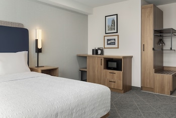 Room, 1 King Bed, Accessible (Mobililty & Hearing, Roll-In Shower)