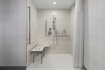 Room, 1 King Bed, Accessible (Mobililty & Hearing, Roll-In Shower)