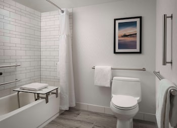 Room, 1 King Bed, Accessible, Ocean View (Bathtub)