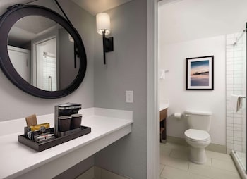 Suite, 1 King Bed, Accessible, Ocean View (Hearing)