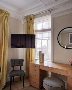Superior Courtyard Queen Room
