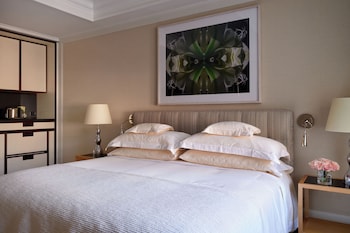 Superior Courtyard King Room